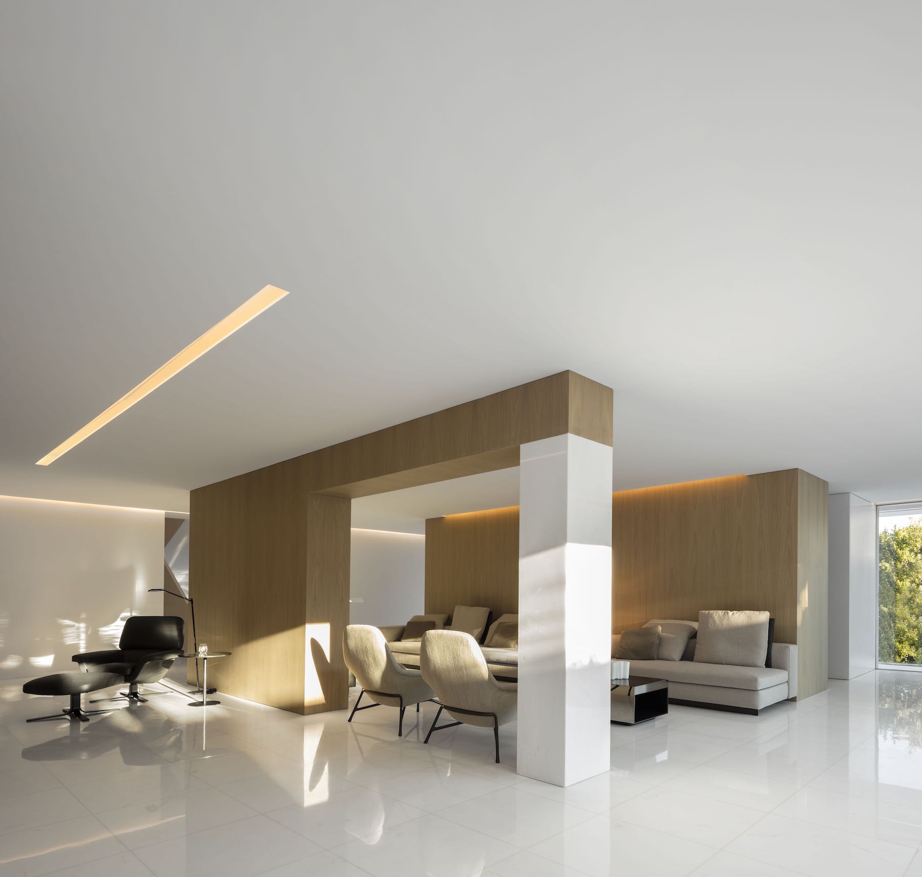 House Between the Pine Forest by Fran Silvestre Arquitectos