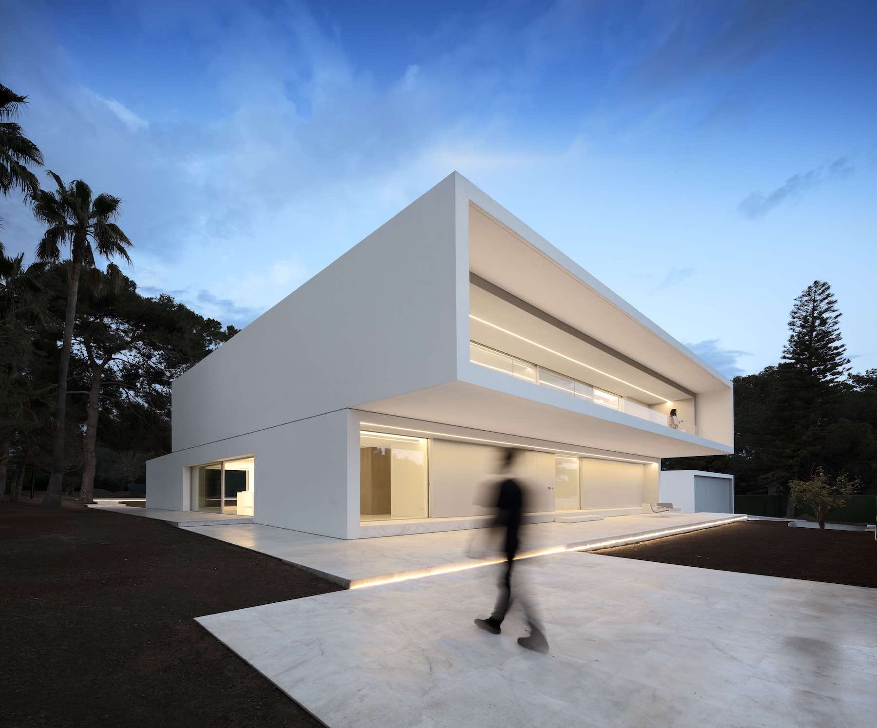 House Between the Pine Forest by Fran Silvestre Arquitectos