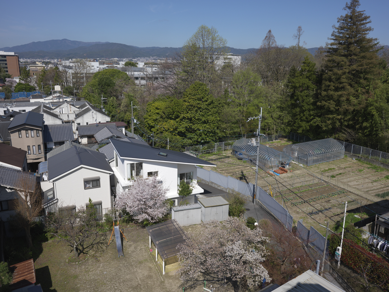 The Corner House in Kitashirakawa by UME architects