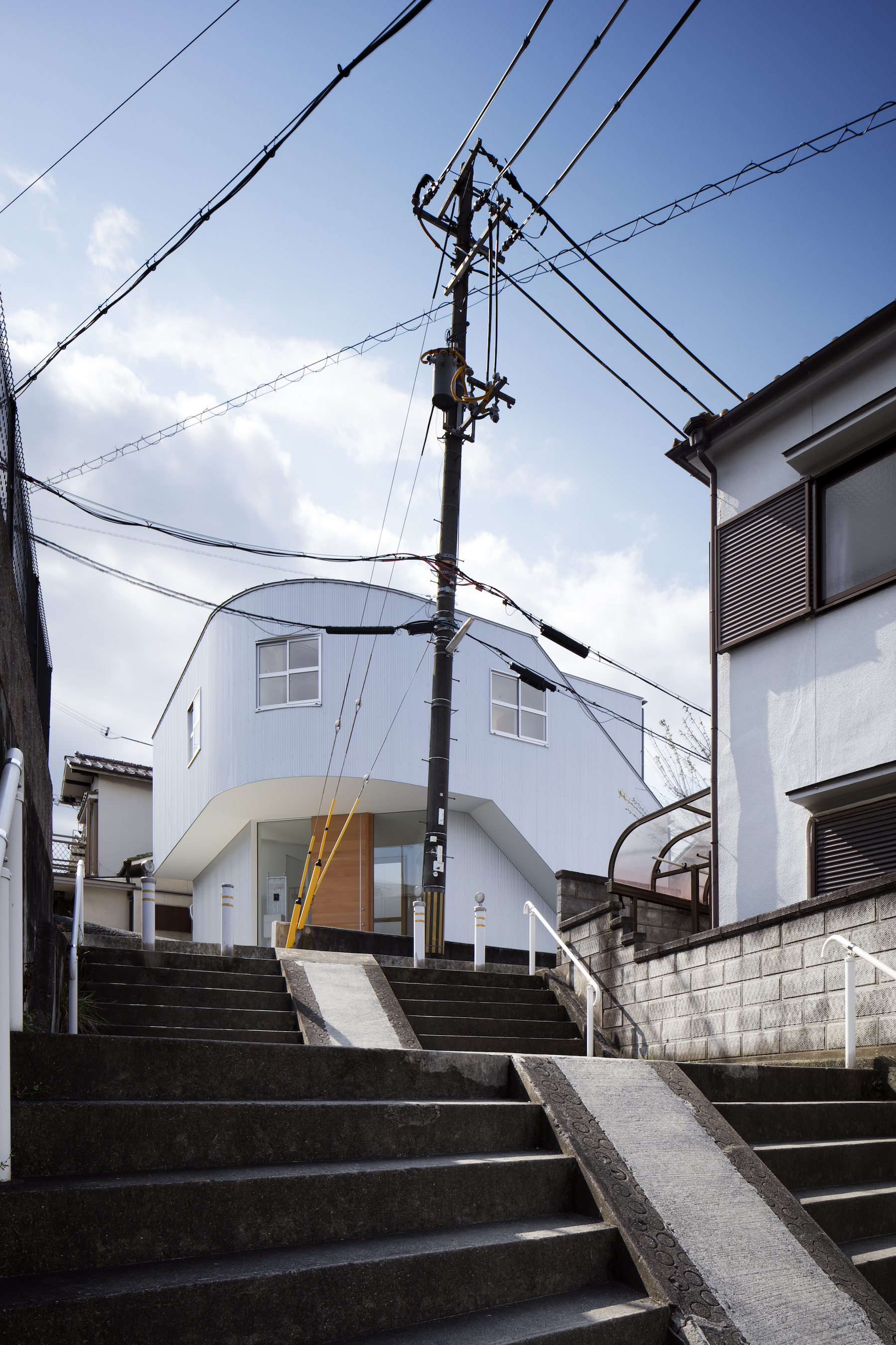 House in Uozumi-cho by Container Design