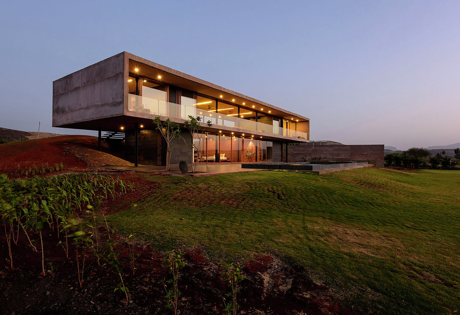 The Wall House - двухэтажный особняк в Индии