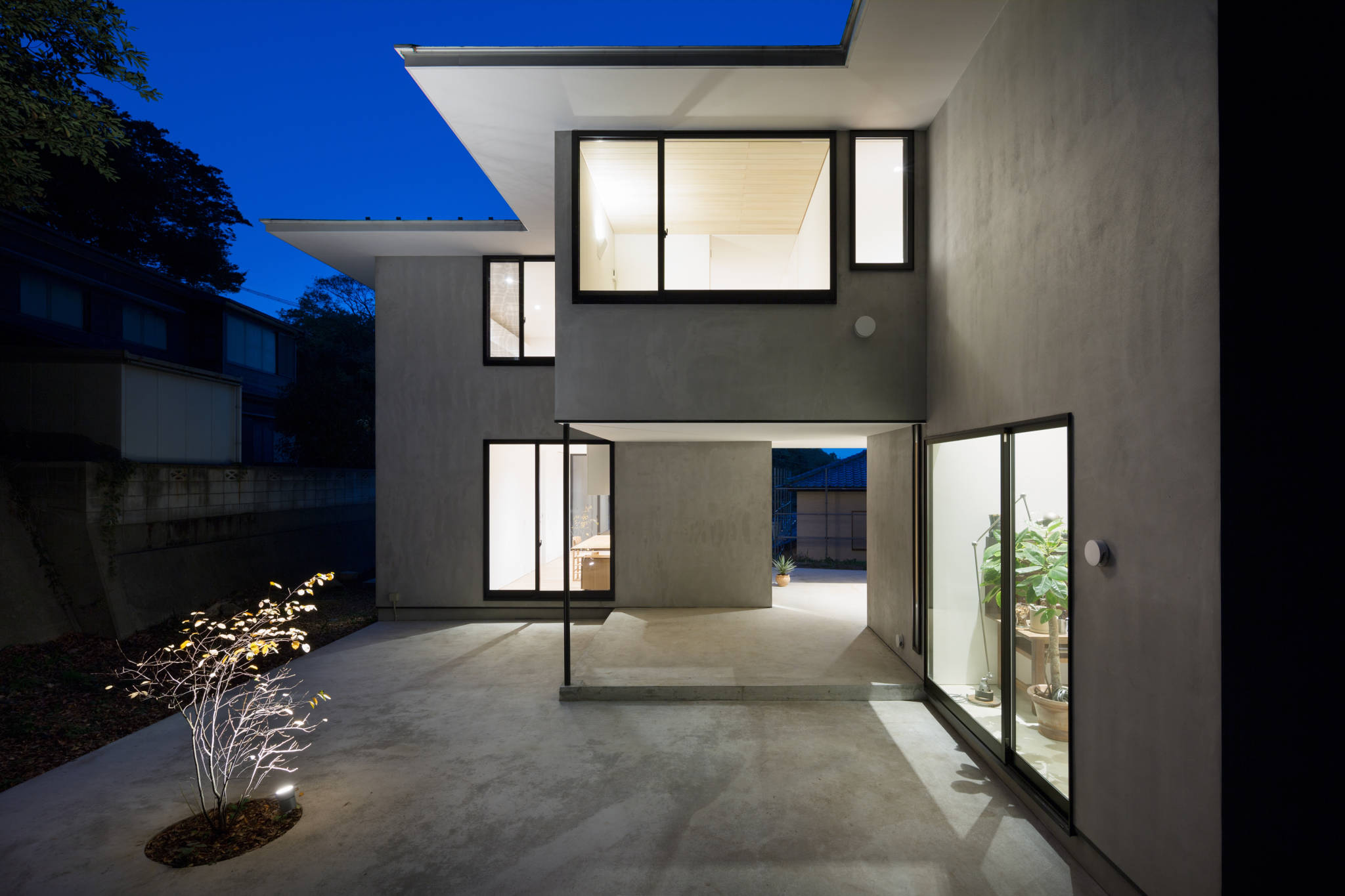 House in Yokosuka by Takashi Kurihara Architects