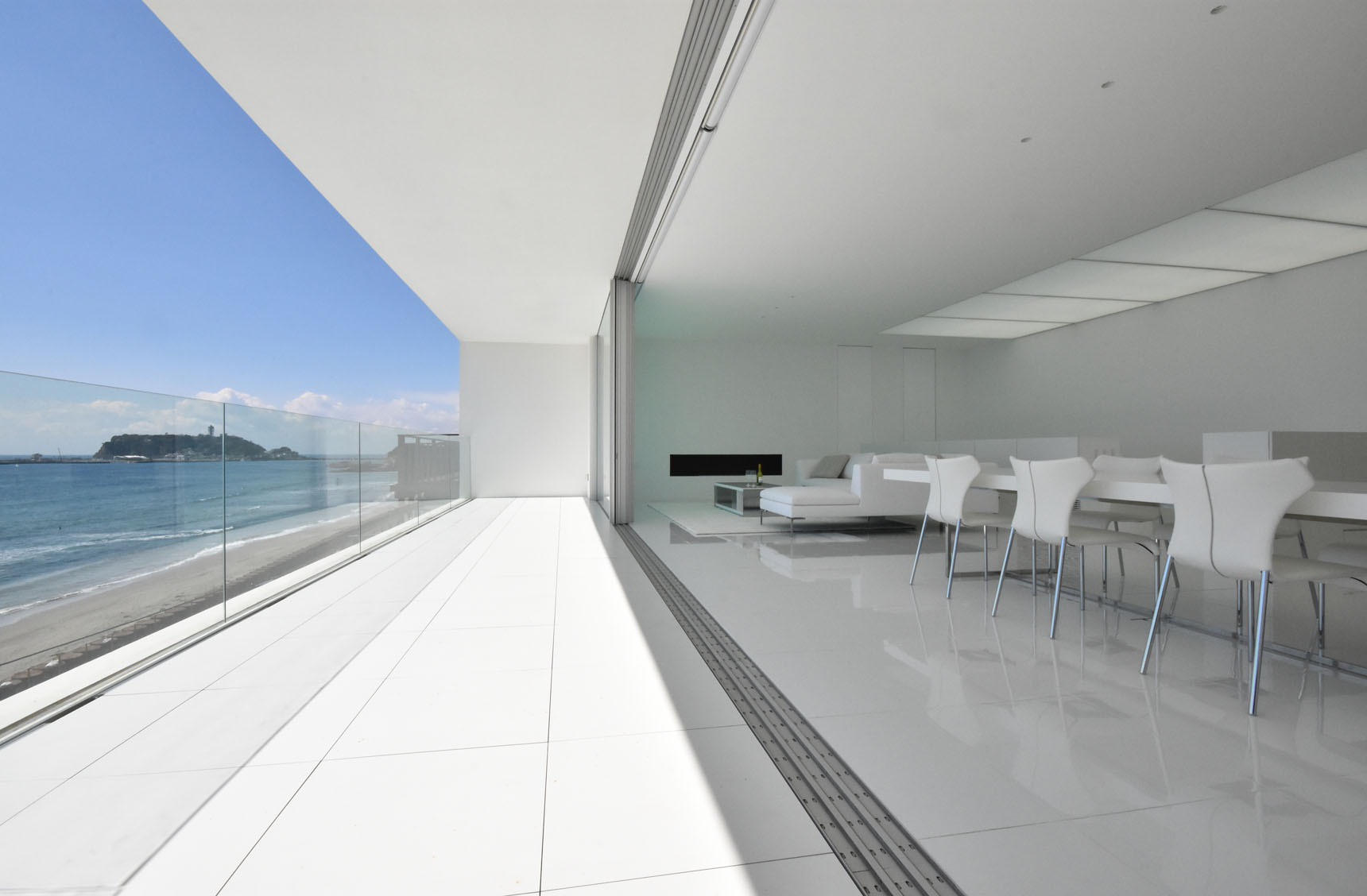 Seaside House by Shinichi Ogawa & Associates