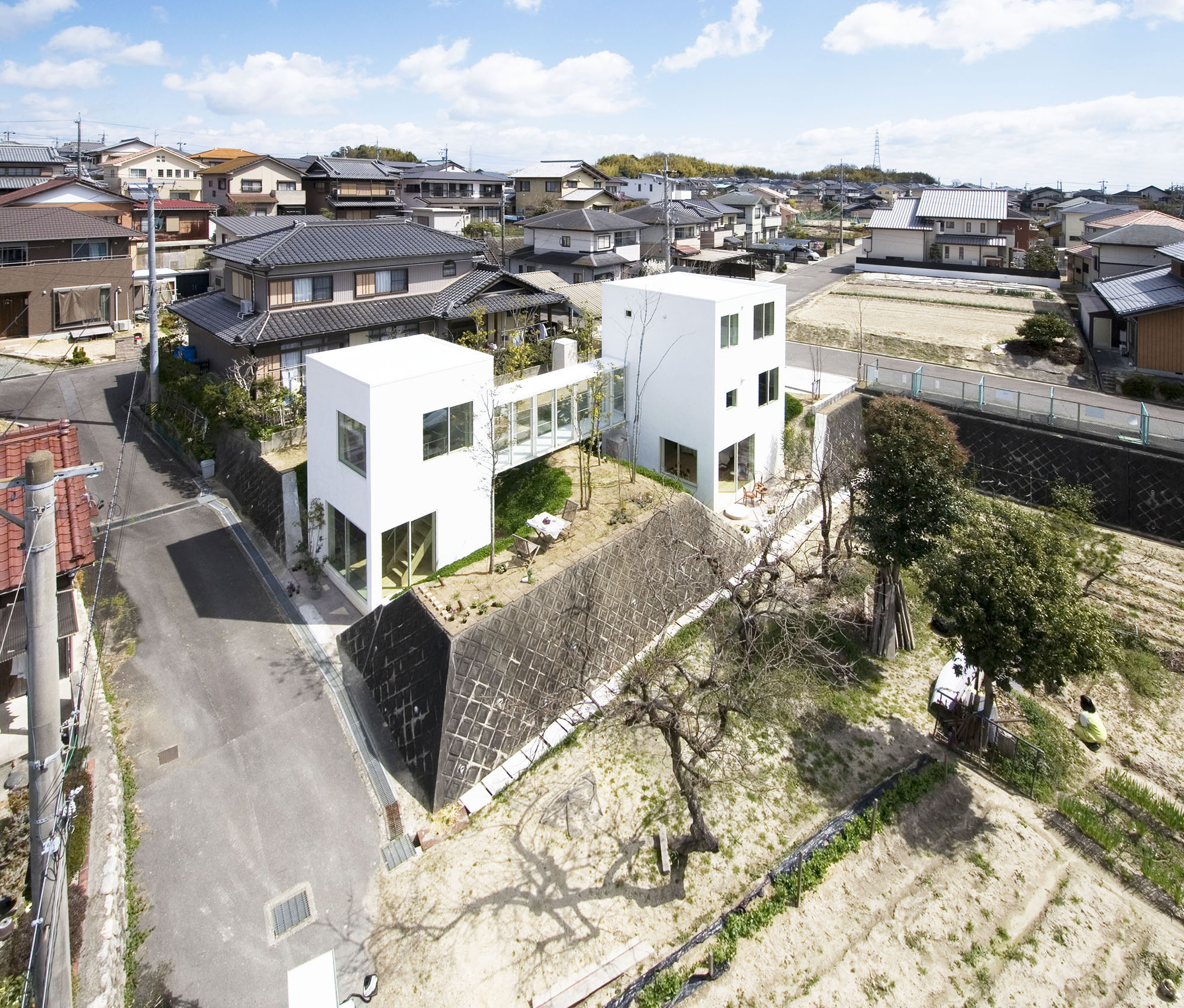 House Connecting the Town by Studio Velocity