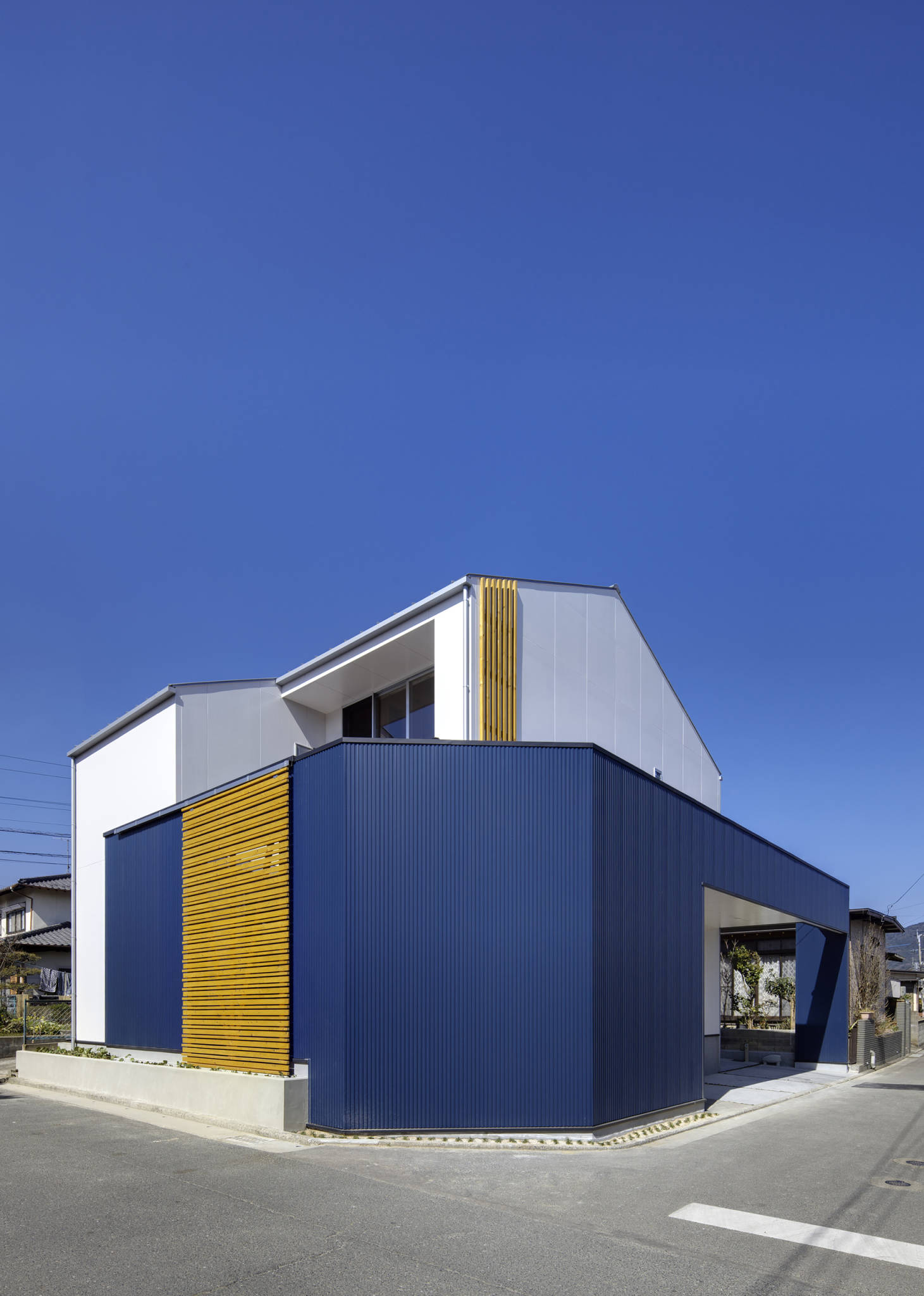 House with a Climbing Wall by Tadao Arishima Architects Office