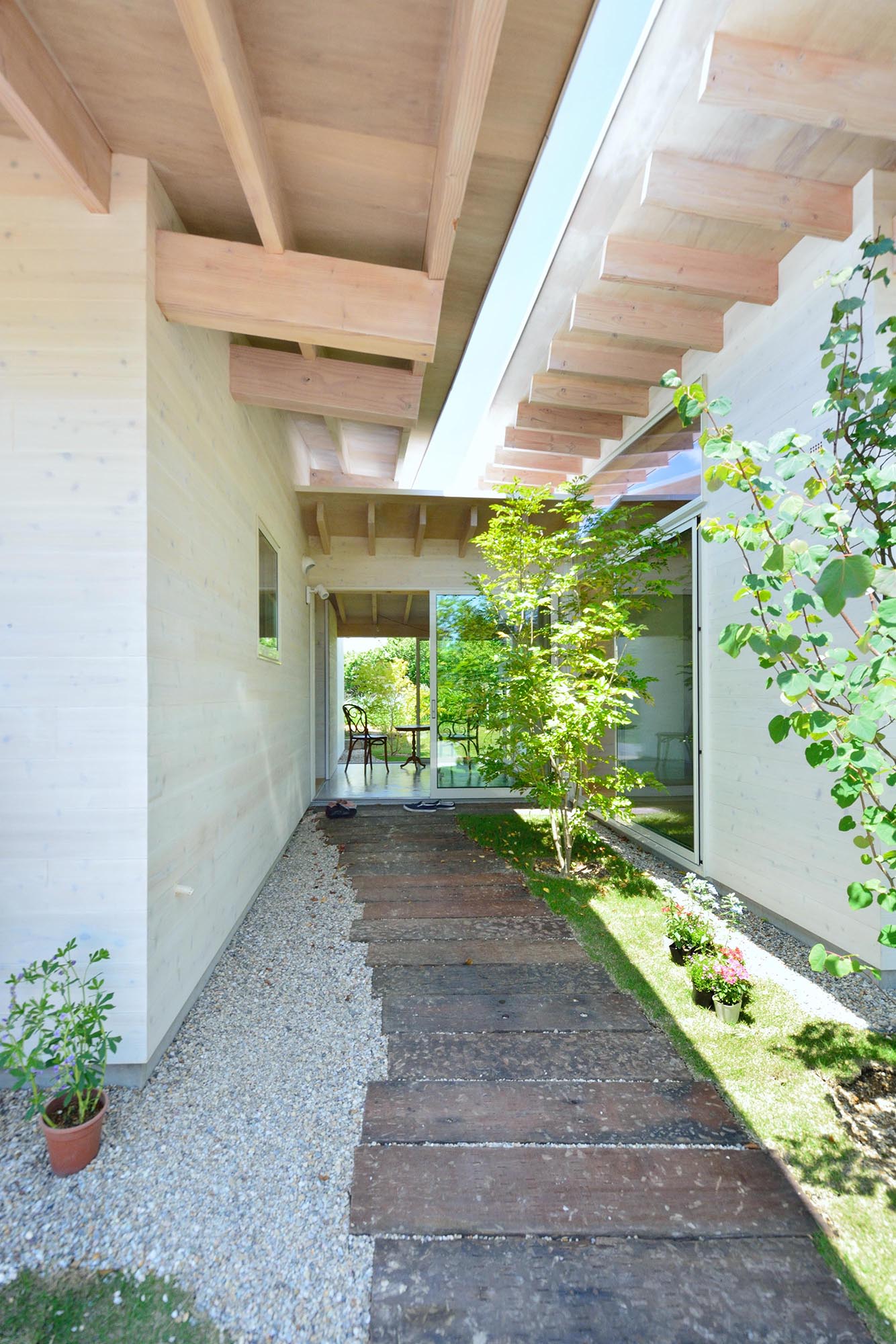 Six-Sheet Roof House by Studio Velocity