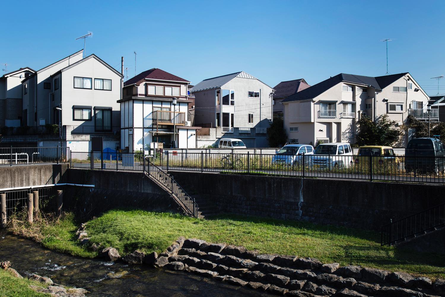 House Between Pillars by Camp Design Inc