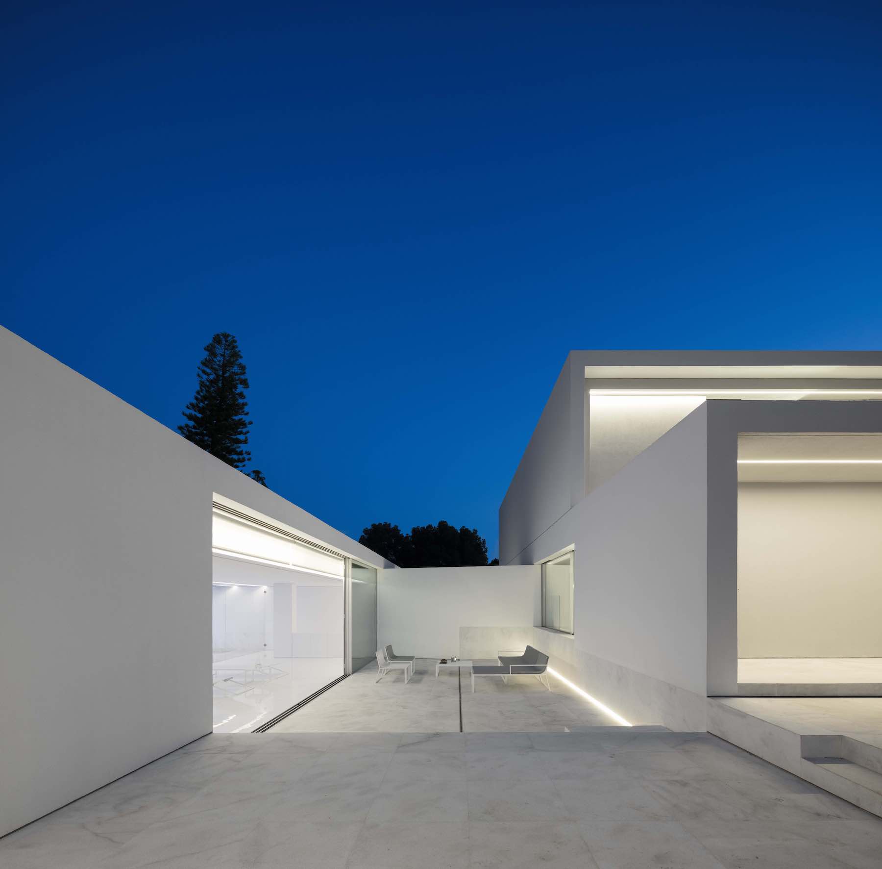 House Between the Pine Forest by Fran Silvestre Arquitectos