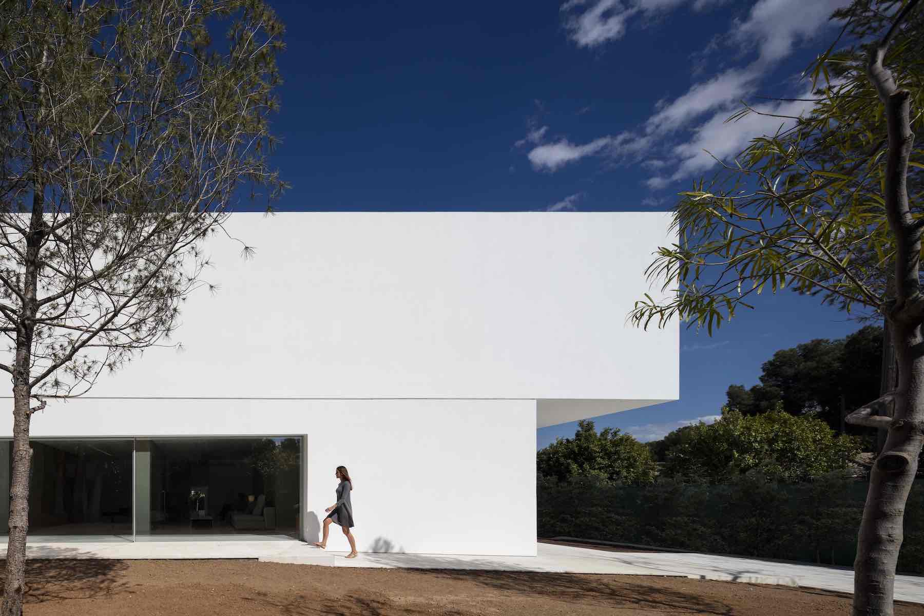 House Between the Pine Forest by Fran Silvestre Arquitectos