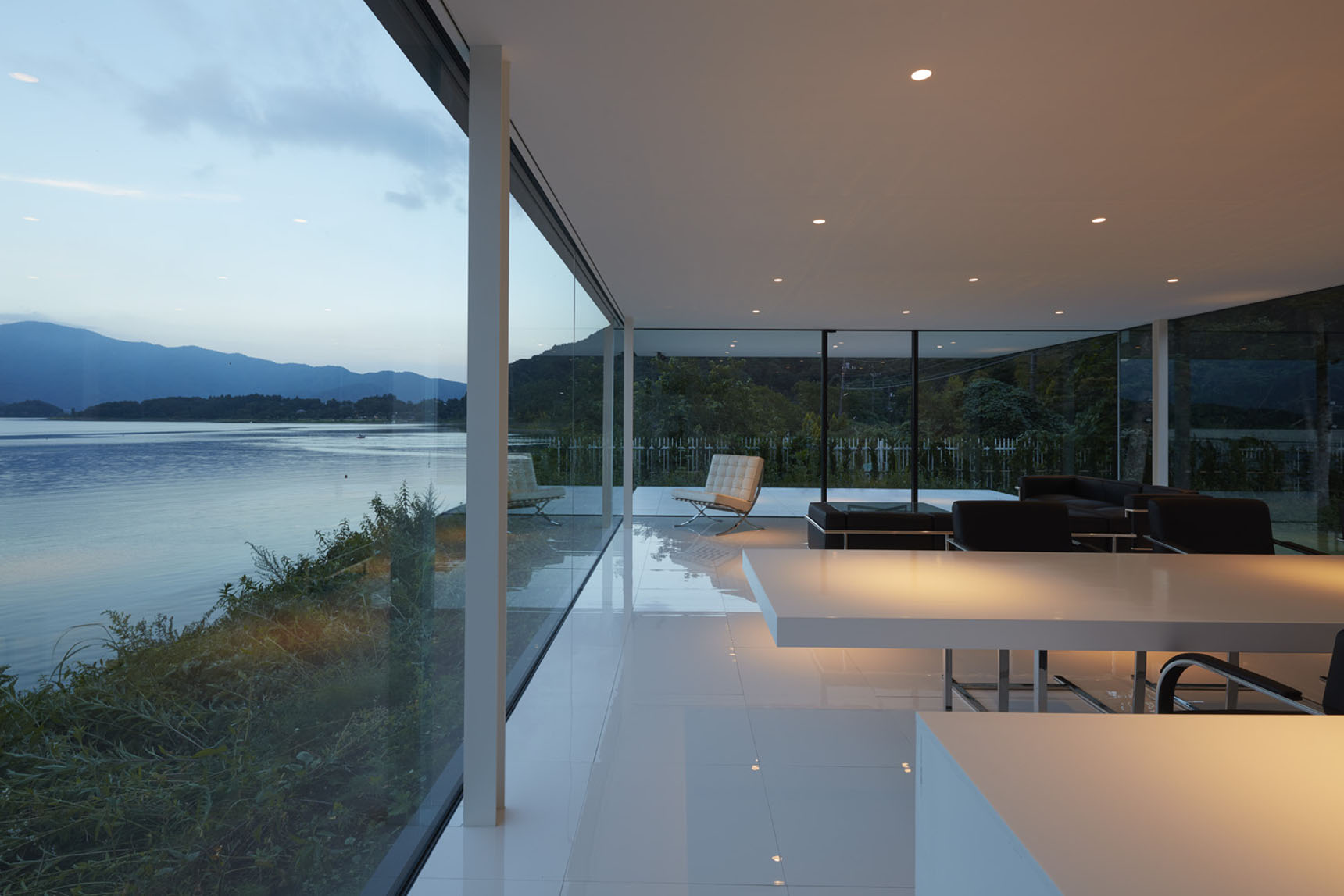 Lakeside House by Shinichi Ogawa & Associates