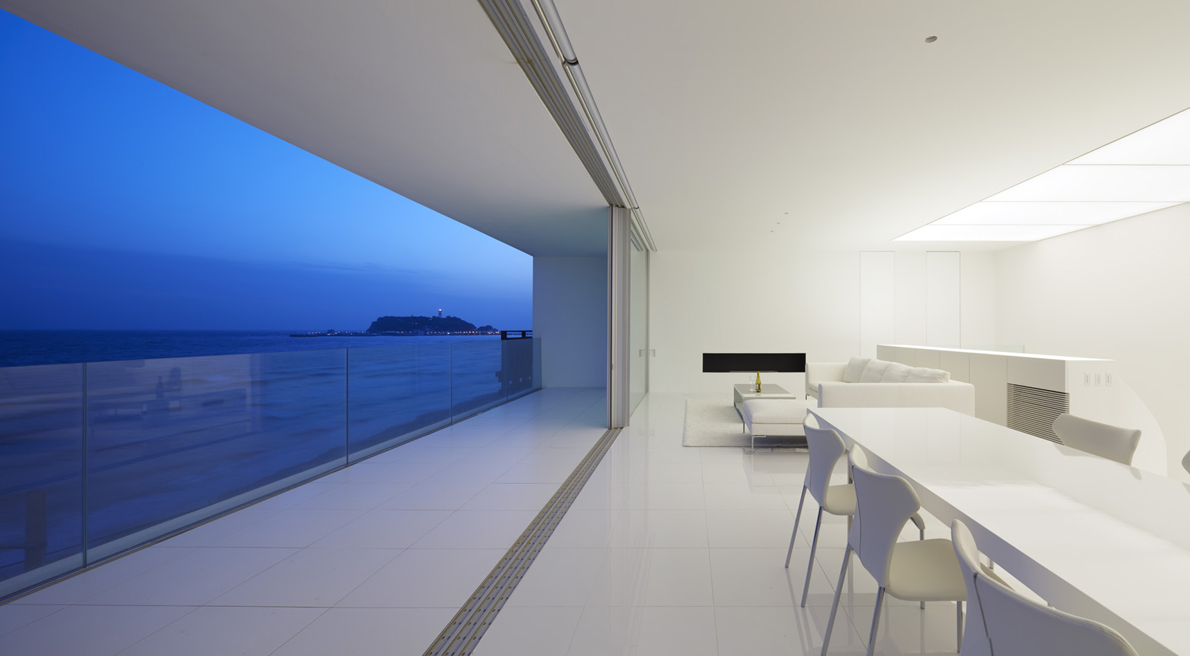 Seaside House by Shinichi Ogawa & Associates