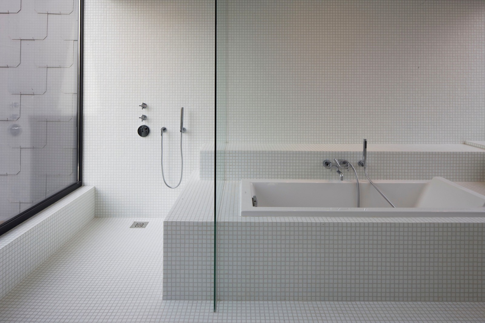 White shower. Ванная комната. Белая мозаика в ванной. Современная ванная комната белая мозайка. Белая ванная с мозаикой.