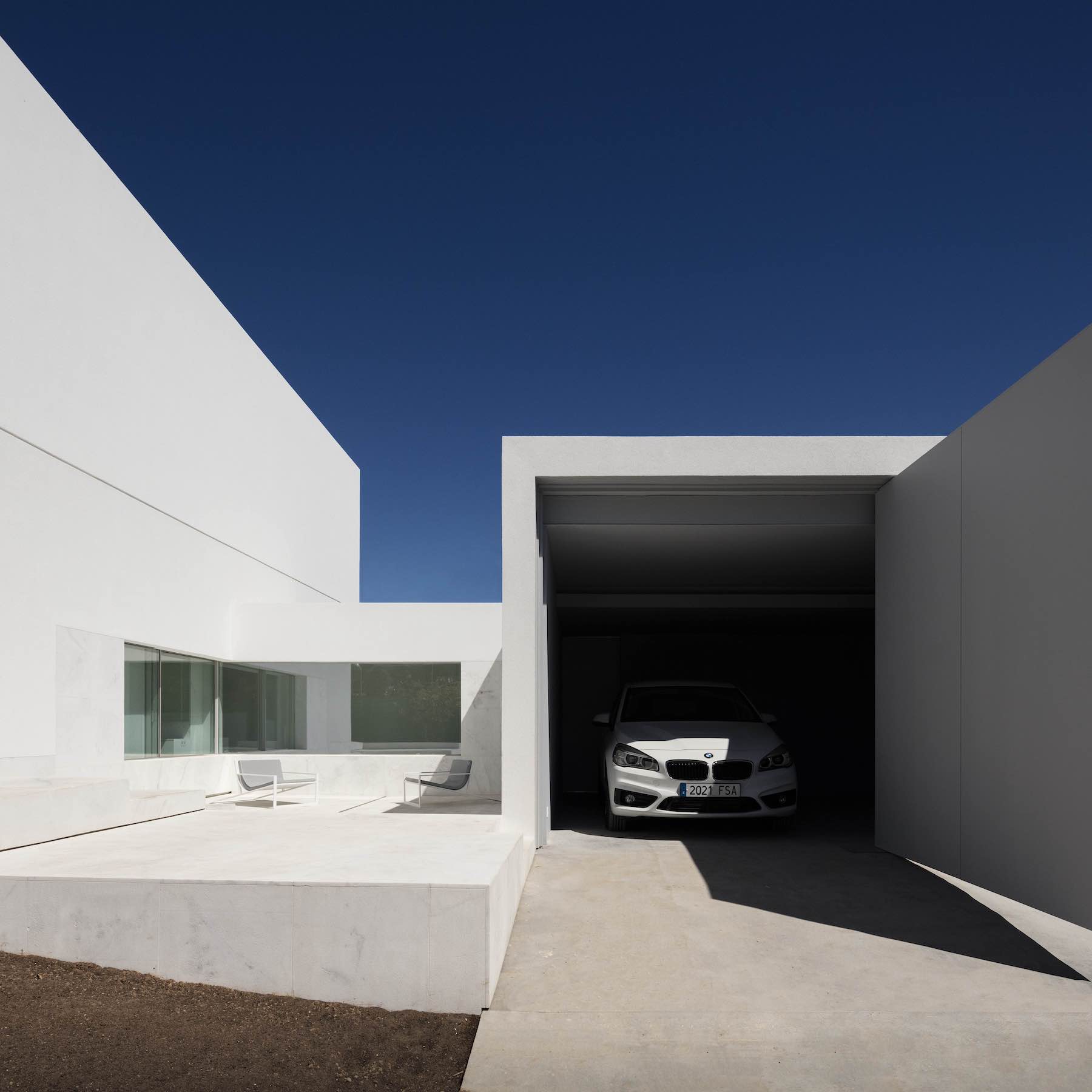 House Between the Pine Forest by Fran Silvestre Arquitectos