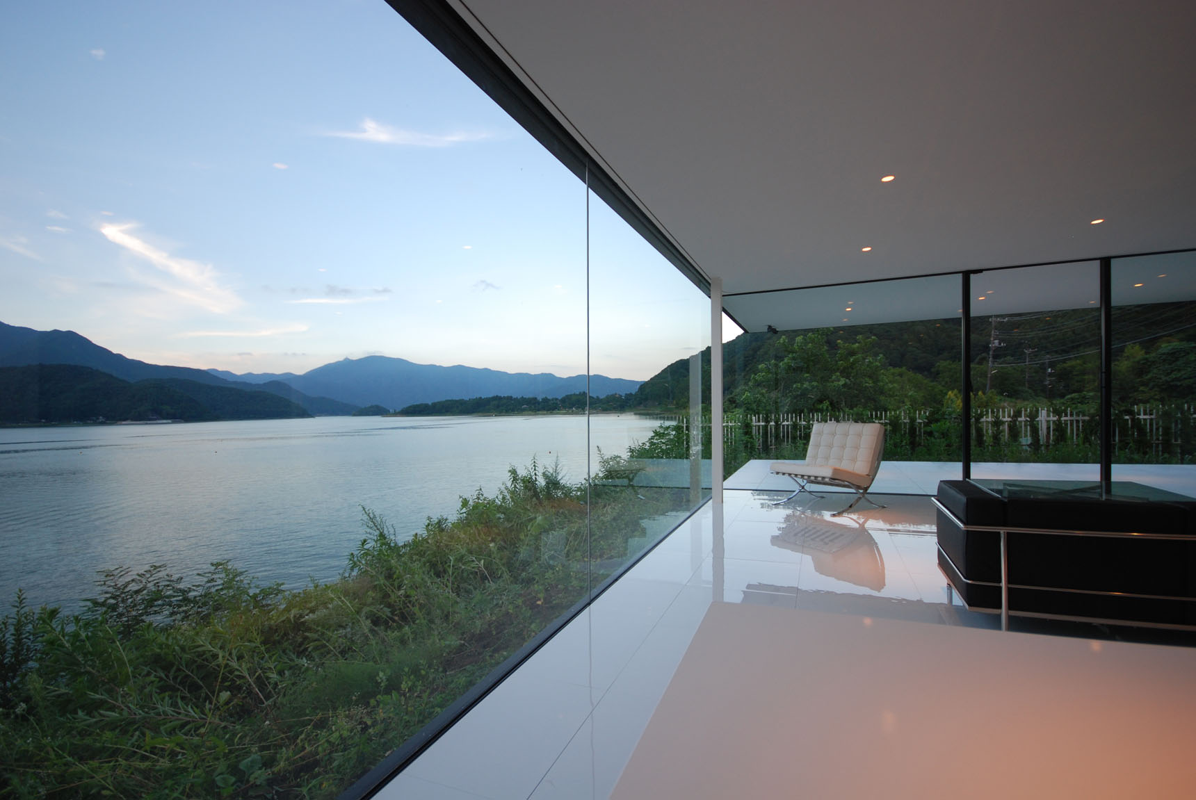 Lakeside House by Shinichi Ogawa & Associates