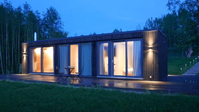 Модульный мини-дом у озера с панорамными окнами - Modular House
