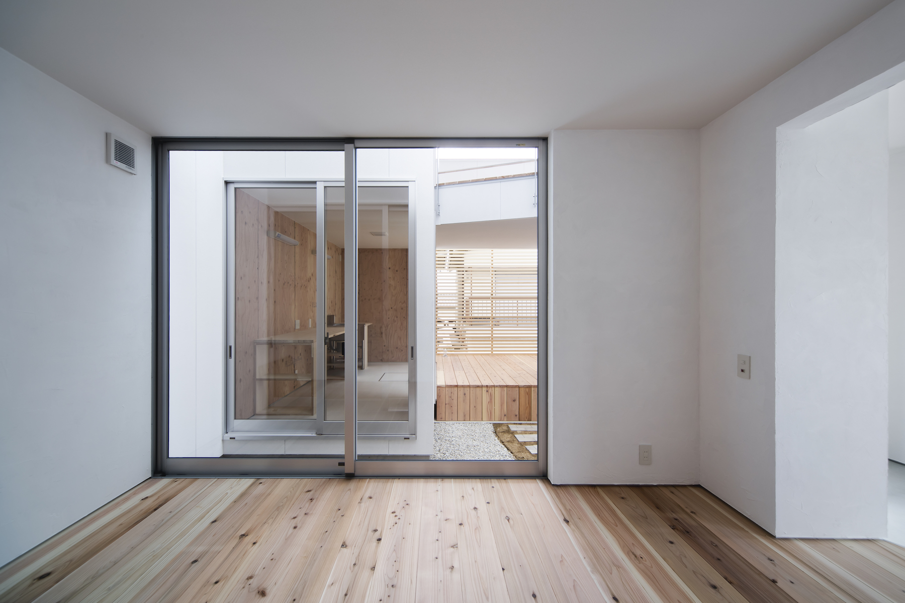 House in Uozumi-cho by Container Design