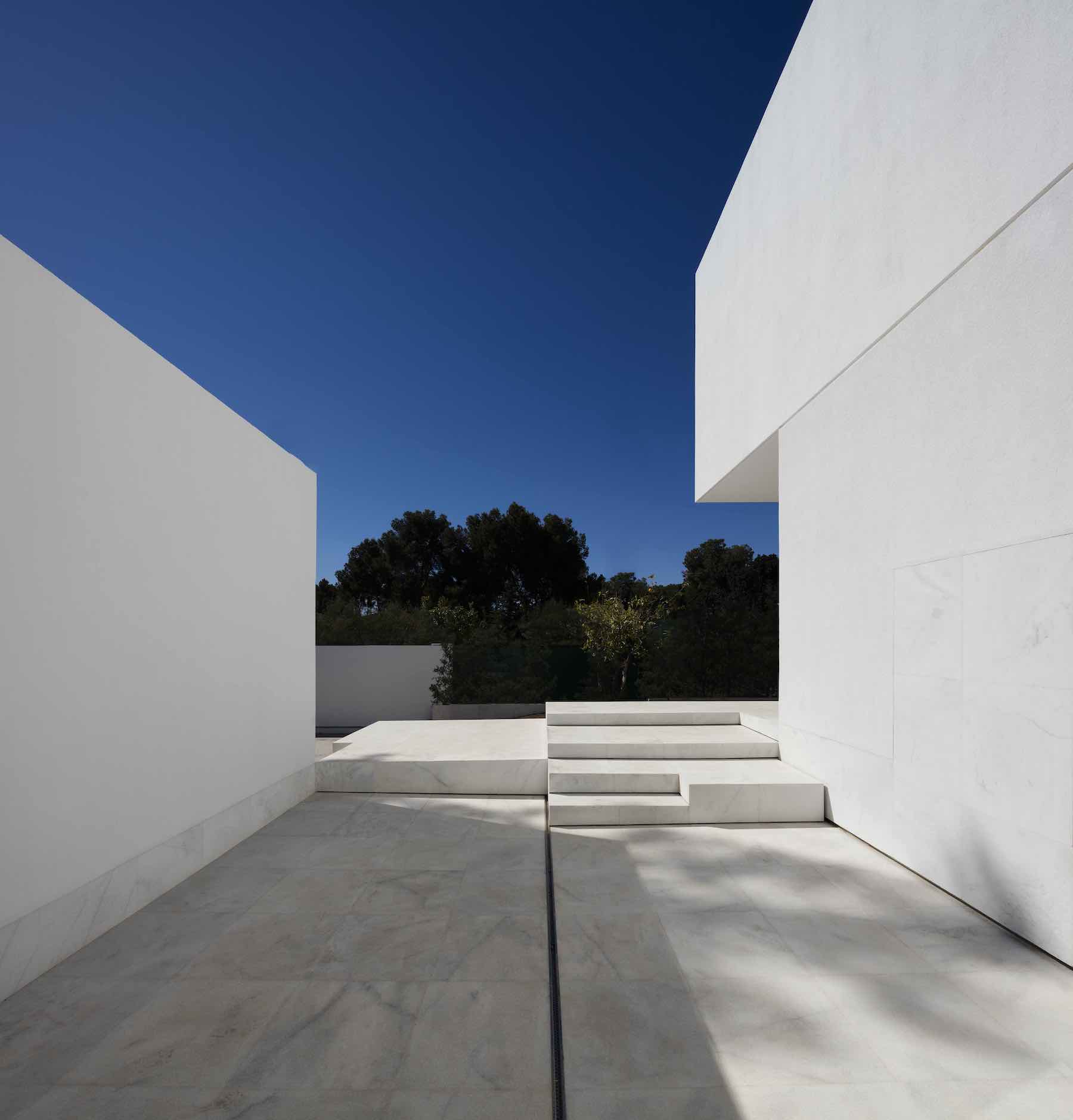 House Between the Pine Forest by Fran Silvestre Arquitectos