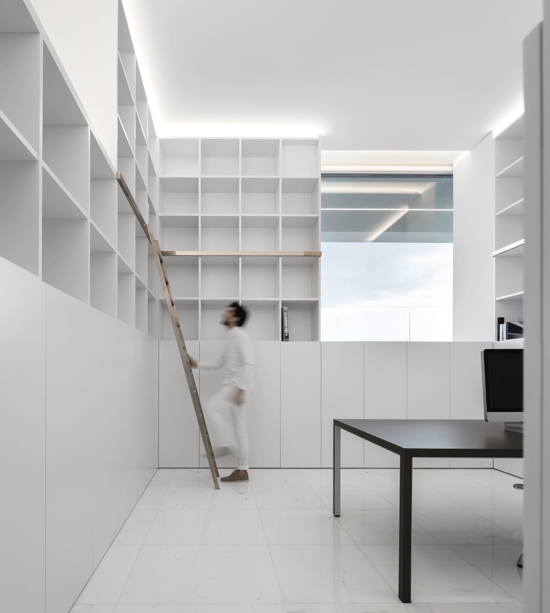 House Between the Pine Forest by Fran Silvestre Arquitectos