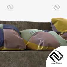 Цветные бархатные подушки на современной софе.