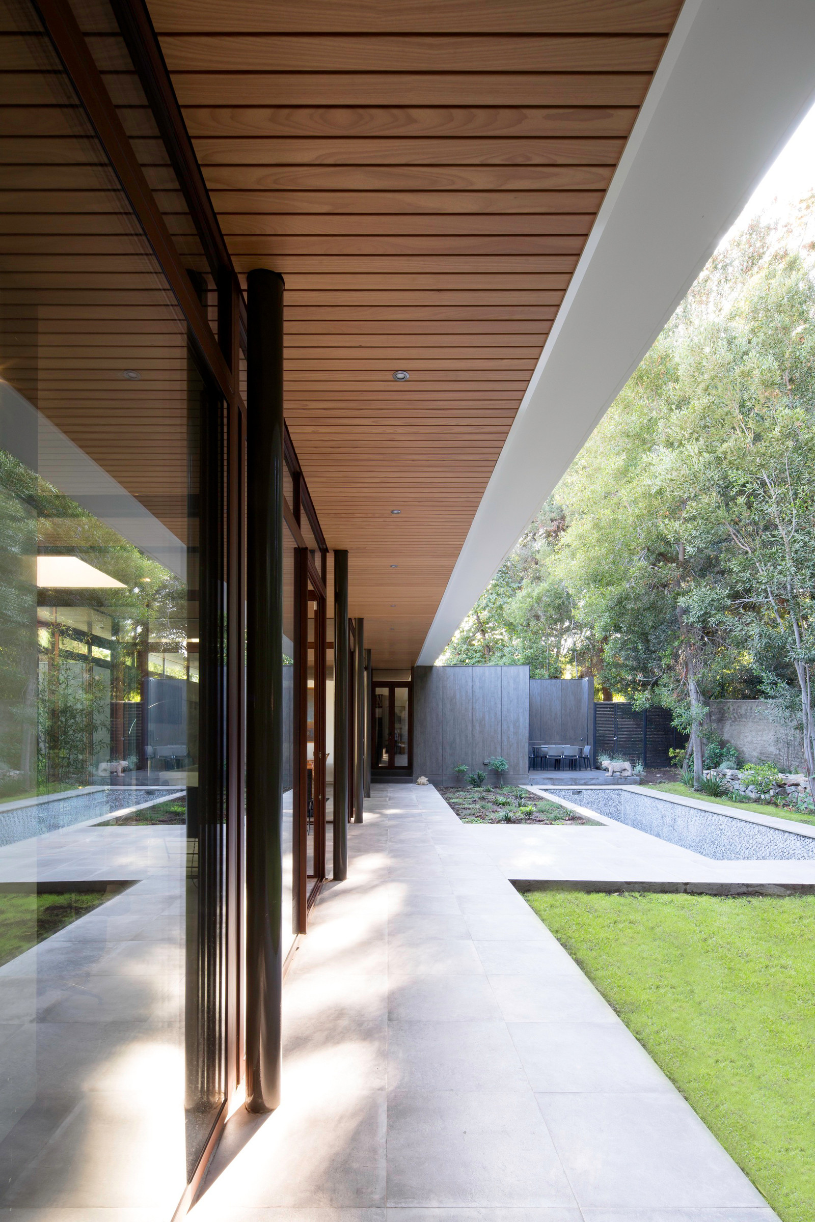 Glass walls and garden in Chile