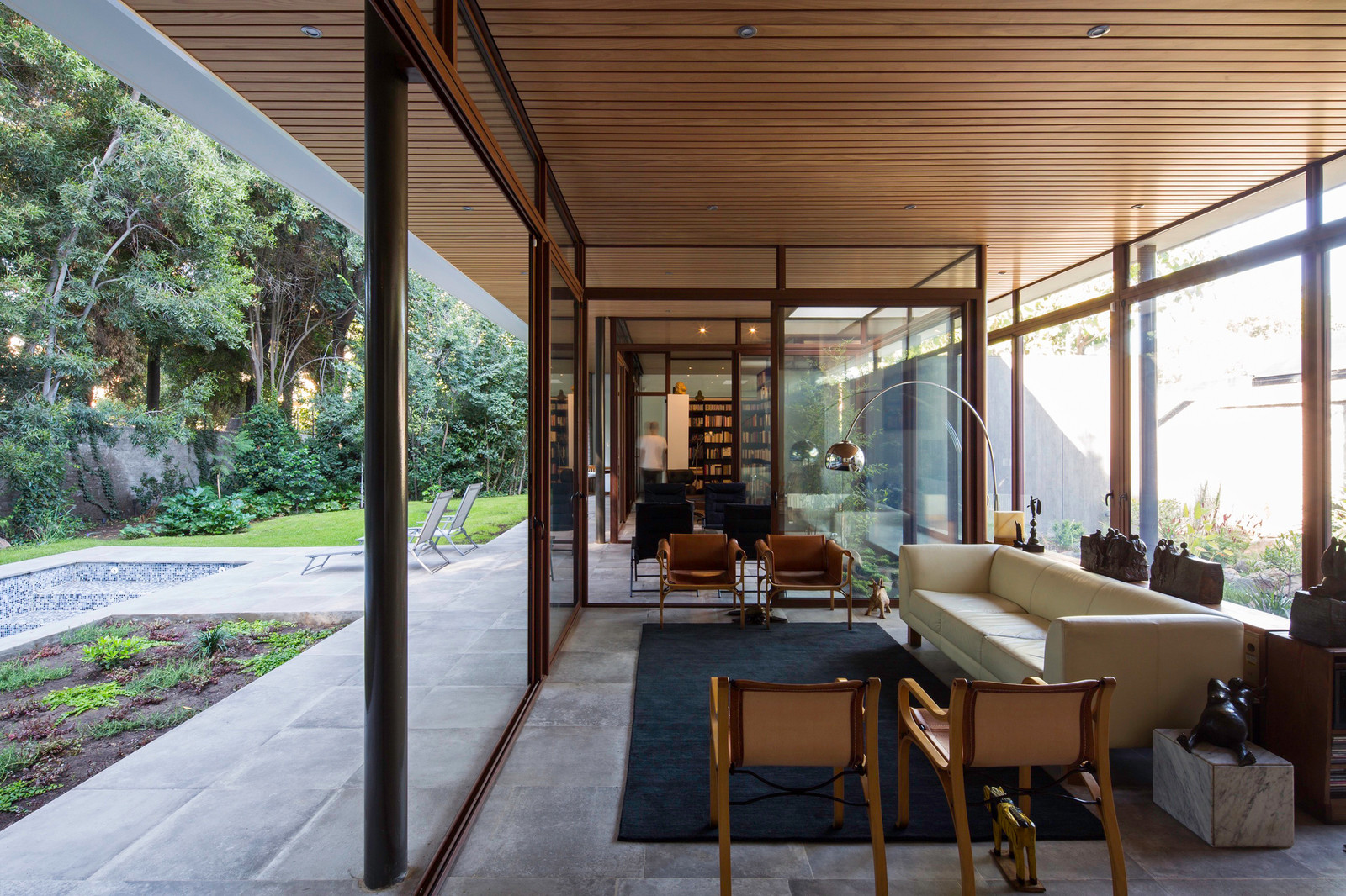 Glass walls and garden in Chile