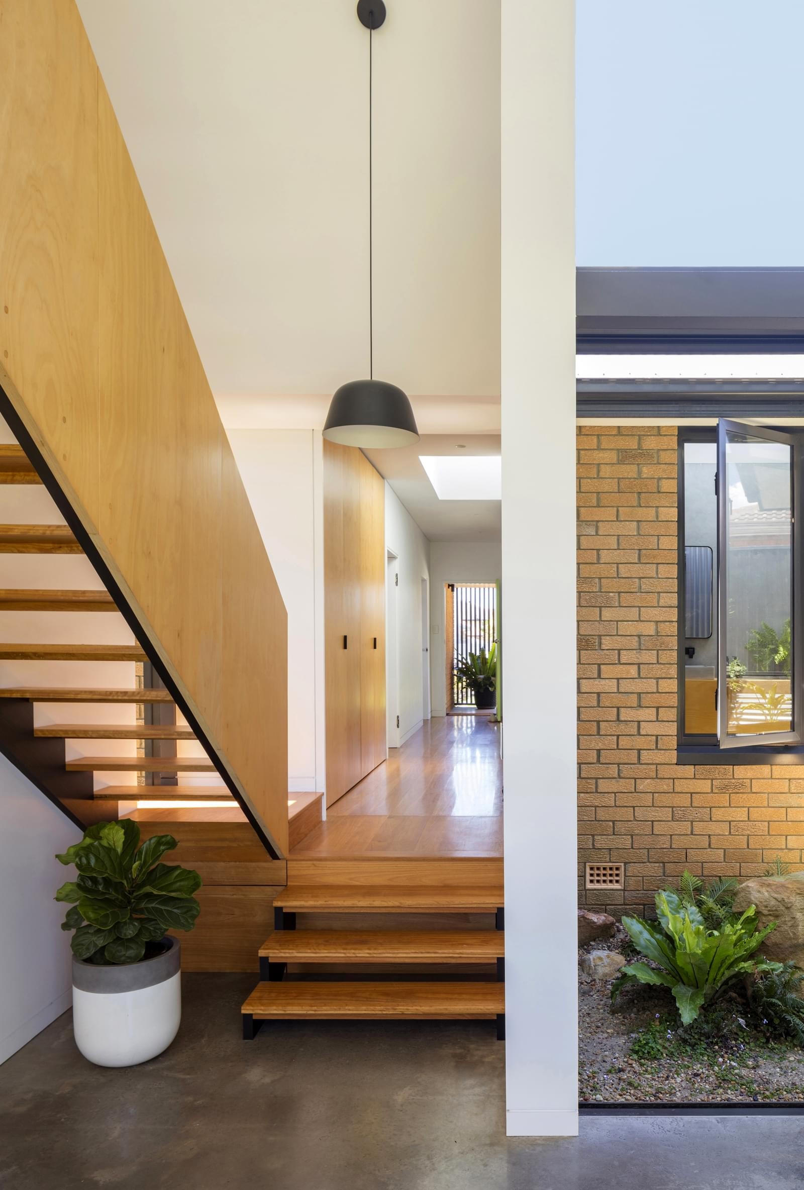 Expansion and modernization of an old bungalow in Australia