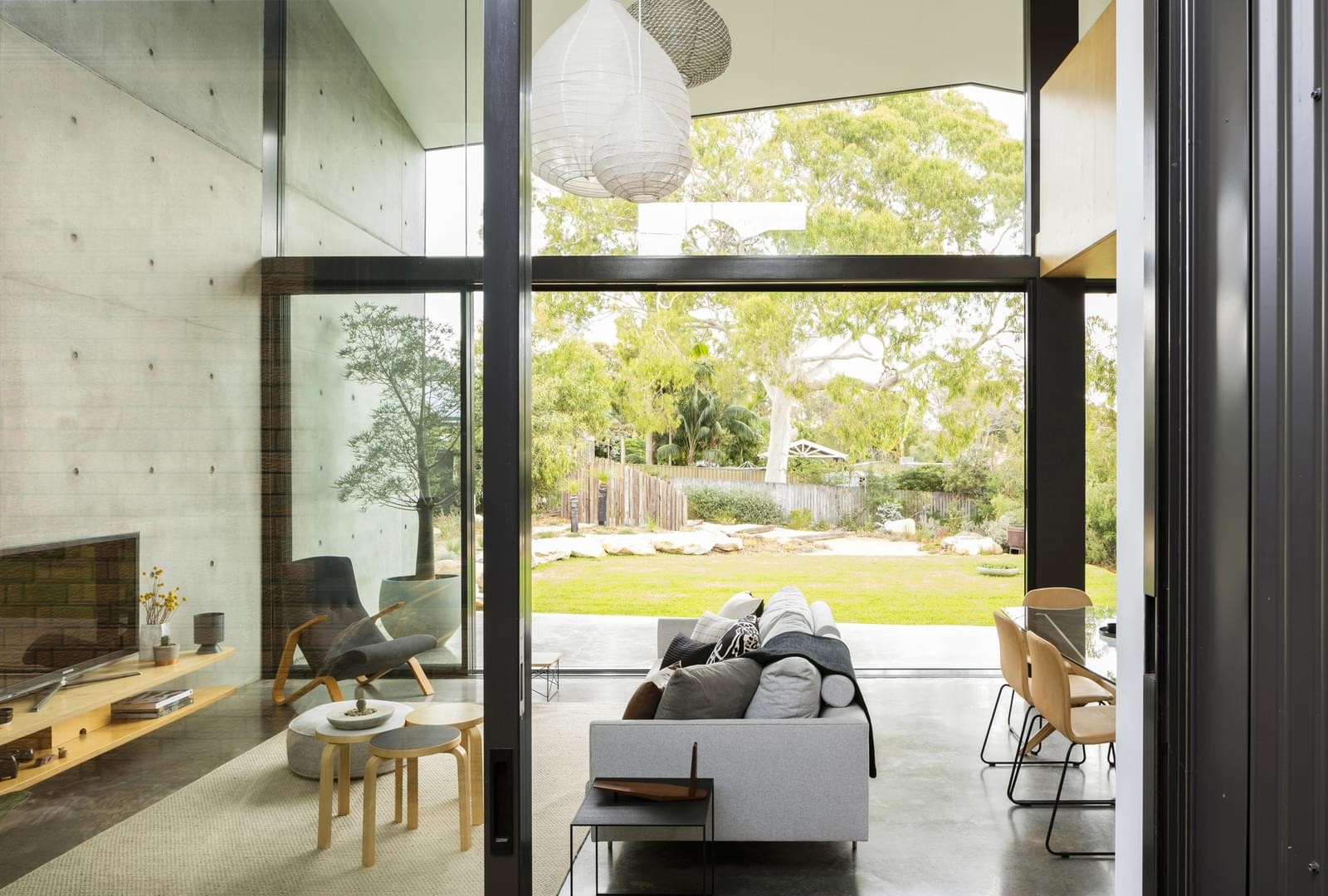 Expansion and modernization of an old bungalow in Australia