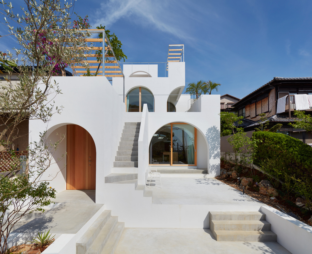 House in Tarumi by Tomohiro Hata Architect and Associates