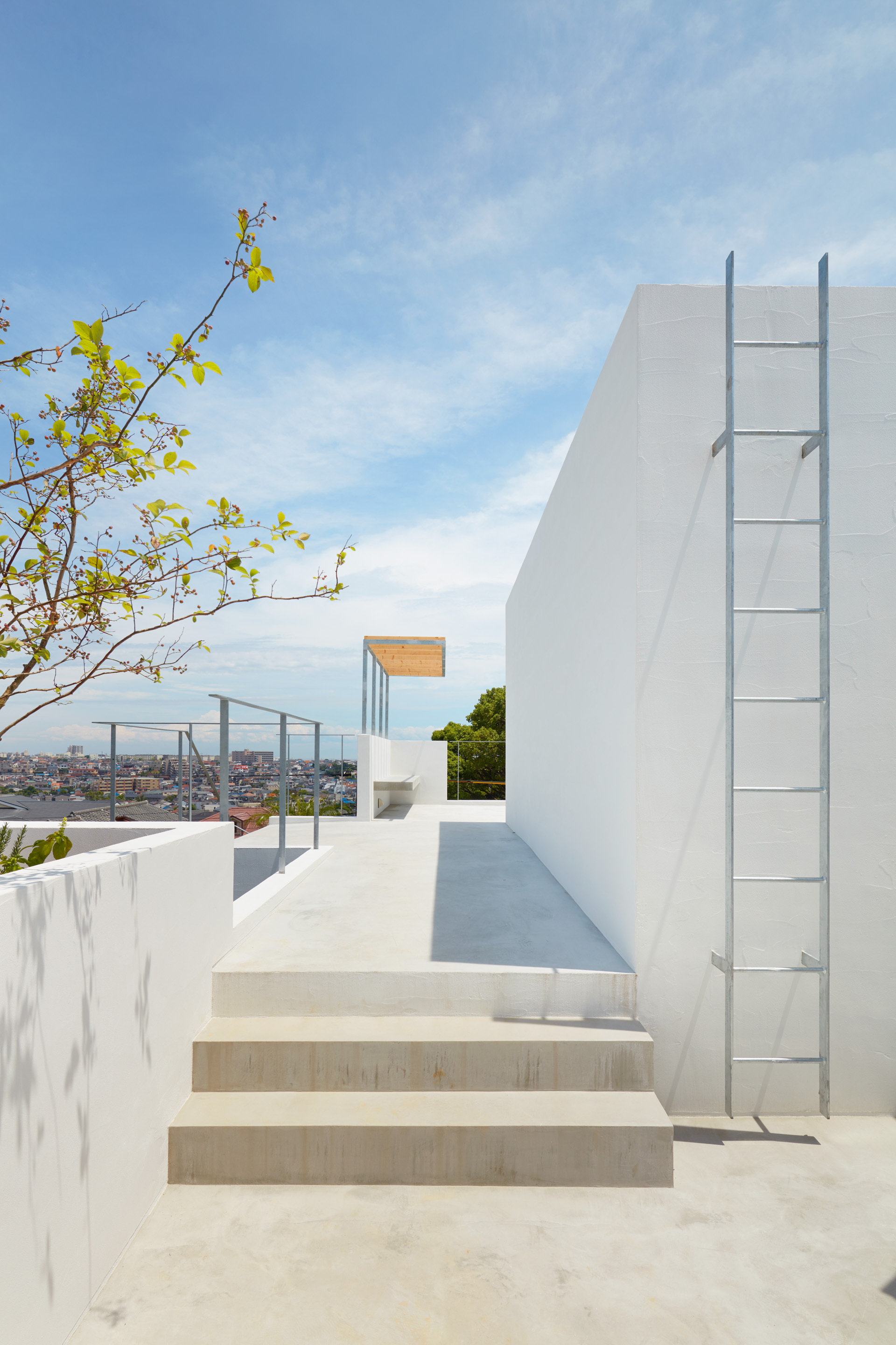 House in Tarumi by Tomohiro Hata Architect and Associates